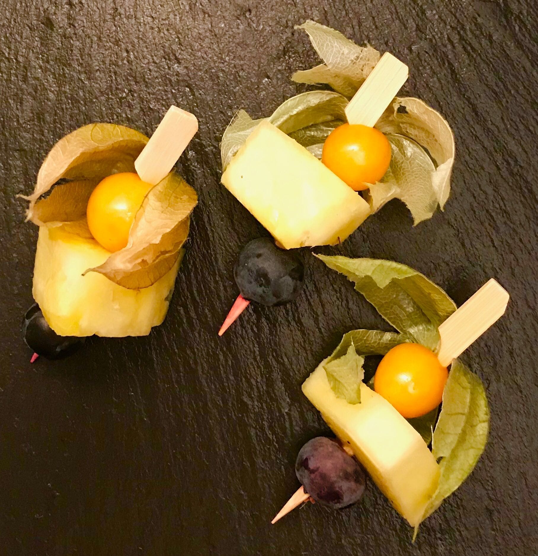 Obst-Käse-Spießchen mit Gouda, Traube und Physalis - fineli