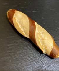 Laugenstange belegt mit gekochtem Ei