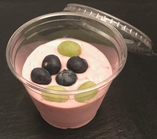 Joghurt mit frischen Früchten (einwegverpackt)