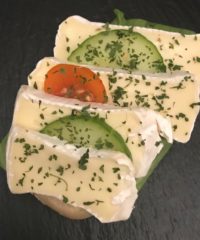 Halbes Brötchen mit Camembert