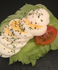 Halbes Brötchen mit Ei (gekocht)