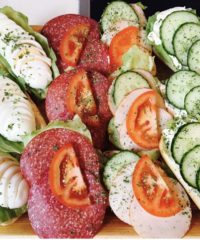 Halbes Brötchen mit Schafskäse