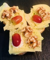 Halbes Brötchen mit Emmentaler