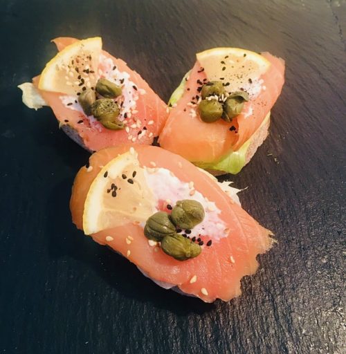 Halbes Brötchen mit Räucherlachs
