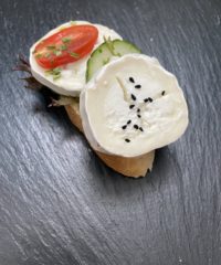 Canapé mit Ziegenkäse