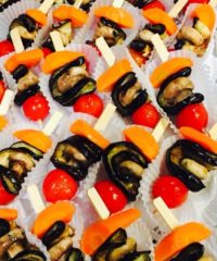 Mediterrane Gemüse-Spießchen mit gebratenen Zucchini, Champignons, Auberginen und Möhren