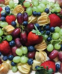 Alternative view of Große Obstplatte mit Früchten der Saison